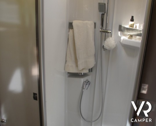 Burstner Elegance I 910 G: maxi motorhome doppio asse in patente C con letti gemelli posteriori e grande garage per moto