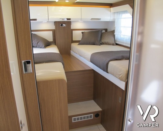 Burstner Elegance I 910 G: maxi motorhome doppio asse in patente C con letti gemelli posteriori e grande garage per moto