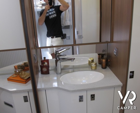 Burstner Elegance I 910 G: maxi motorhome doppio asse in patente C con letti gemelli posteriori e grande garage per moto