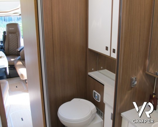 Burstner Elegance I 910 G: maxi motorhome doppio asse in patente C con letti gemelli posteriori e grande garage per moto