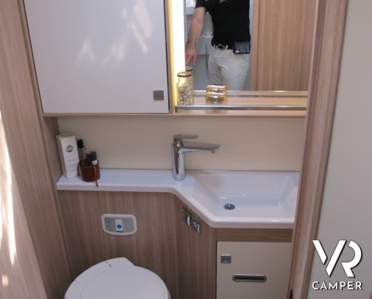 Burstner Ixeo I 728 G: camper motorhome nuovo con doppio pavimento termico, letti gemelli posteriori su ampio garage, oltrei 7 metri di lunghezza