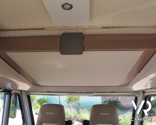 Burstner Ixeo I 729: motorhome con letti gemelli bassi, per facilitare l'accesso nella zona notte, letto basculante anteriore e ampia dinette