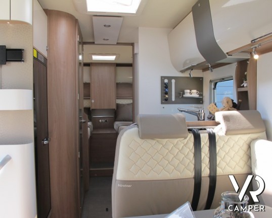 Burstner Ixeo I 729: motorhome con letti gemelli bassi, per facilitare l'accesso nella zona notte, letto basculante anteriore e ampia dinette