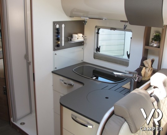 Burstner Ixeo I 729: motorhome con letti gemelli bassi, per facilitare l'accesso nella zona notte, letto basculante anteriore e ampia dinette