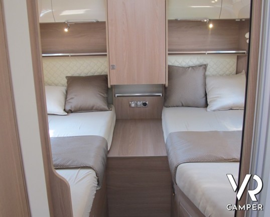 Burstner Ixeo I 729: motorhome con letti gemelli bassi, per facilitare l'accesso nella zona notte, letto basculante anteriore e ampia dinette