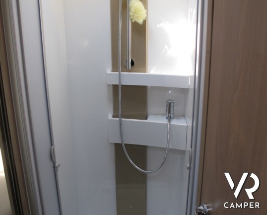 Burstner Ixeo I 729: motorhome con letti gemelli bassi, per facilitare l'accesso nella zona notte, letto basculante anteriore e ampia dinette