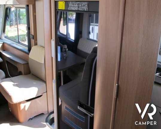 Burstner Ixeo I 729: motorhome con letti gemelli bassi, per facilitare l'accesso nella zona notte, letto basculante anteriore e ampia dinette