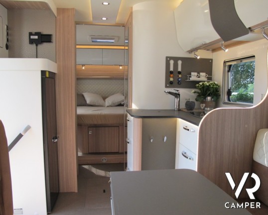 Burstner Ixeo I 736: motorhome nuovo con letto nautico posteriore, doppio divanetto contrapposto e bagno e doccia separati