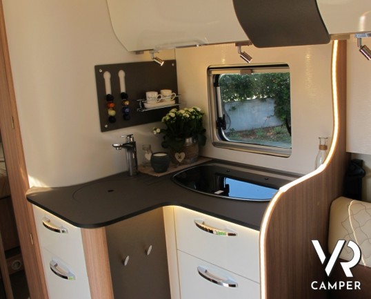 Burstner Ixeo I 736: motorhome nuovo con letto nautico posteriore, doppio divanetto contrapposto e bagno e doccia separati