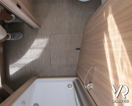 Burstner Ixeo I 736: motorhome nuovo con letto nautico posteriore, doppio divanetto contrapposto e bagno e doccia separati