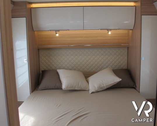 Burstner Ixeo I 736: motorhome nuovo con letto nautico posteriore, doppio divanetto contrapposto e bagno e doccia separati