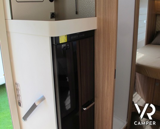 Burstner Ixeo I 736: motorhome nuovo con letto nautico posteriore, doppio divanetto contrapposto e bagno e doccia separati