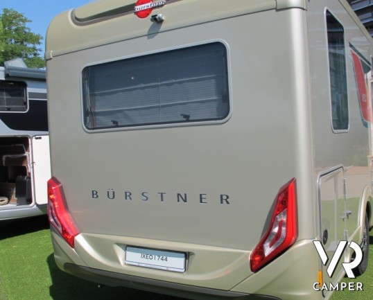 Burstner Ixeo I 744: motorhome nuovo particolare con dinette a L posteriore e letto basculante, bagno e doccia separati con dinette anteriore