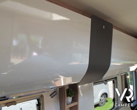 Burstner Ixeo I 744: motorhome nuovo particolare con dinette a L posteriore e letto basculante, bagno e doccia separati con dinette anteriore