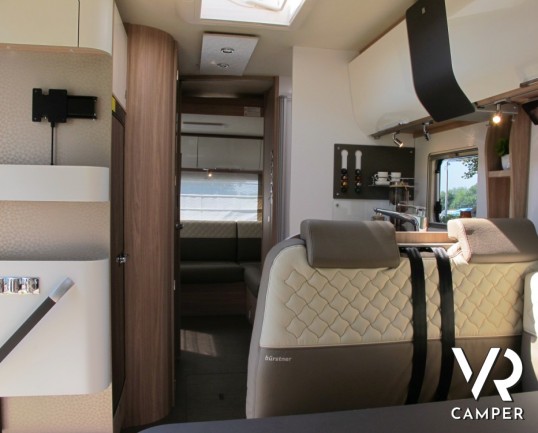 Burstner Ixeo I 744: motorhome nuovo particolare con dinette a L posteriore e letto basculante, bagno e doccia separati con dinette anteriore