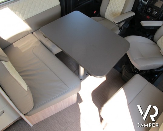 Burstner Ixeo I 744: motorhome nuovo particolare con dinette a L posteriore e letto basculante, bagno e doccia separati con dinette anteriore