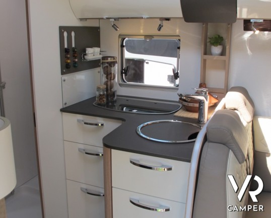 Burstner Ixeo I 744: motorhome nuovo particolare con dinette a L posteriore e letto basculante, bagno e doccia separati con dinette anteriore