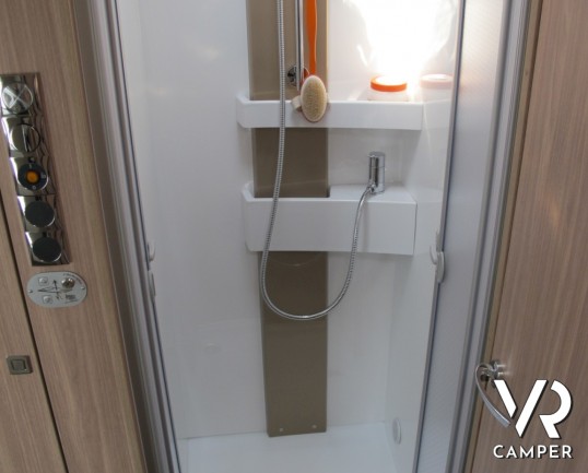 Burstner Ixeo I 744: motorhome nuovo particolare con dinette a L posteriore e letto basculante, bagno e doccia separati con dinette anteriore