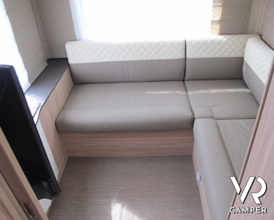 Burstner Ixeo I 744: motorhome nuovo particolare con dinette a L posteriore e letto basculante, bagno e doccia separati con dinette anteriore