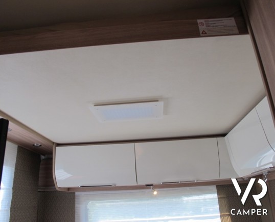 Burstner Ixeo I 744: motorhome nuovo particolare con dinette a L posteriore e letto basculante, bagno e doccia separati con dinette anteriore