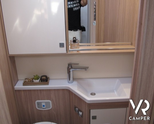 Burstner Ixeo I 744: motorhome nuovo particolare con dinette a L posteriore e letto basculante, bagno e doccia separati con dinette anteriore