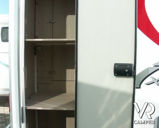 Burstner Ixeo Time 590: camper usato di piccole dimensioni con letto basculante e portamoto