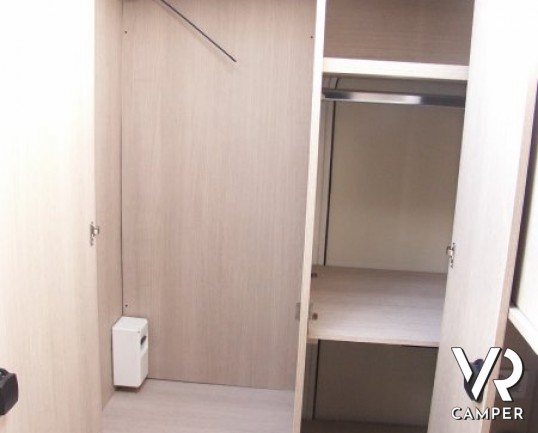 Burstner Ixeo Time 590: camper usato di piccole dimensioni con letto basculante e portamoto