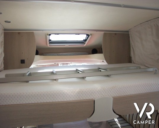 Burstner Ixeo Time 590: camper usato di piccole dimensioni con letto basculante e portamoto