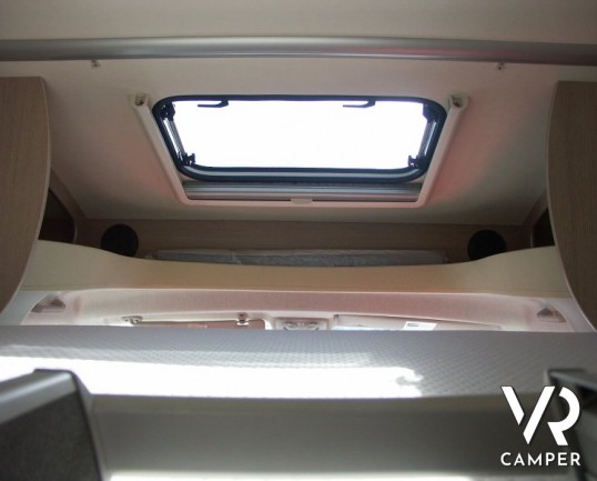 Burstner Ixeo Time 590: camper usato di piccole dimensioni con letto basculante e portamoto