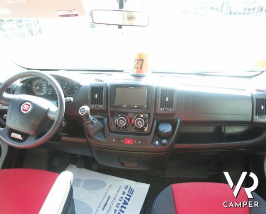 Burstner Ixeo Time 590: camper usato di piccole dimensioni con letto basculante e portamoto