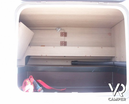 Burstner Ixeo Time 590: camper usato di piccole dimensioni con letto basculante e portamoto