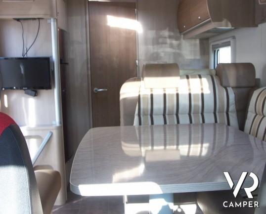 Burstner Ixeo Time 590: camper usato di piccole dimensioni con letto basculante e portamoto