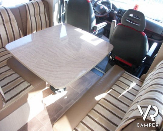 Burstner Ixeo Time 590: camper usato di piccole dimensioni con letto basculante e portamoto