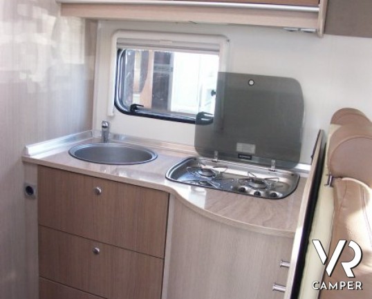 Burstner Ixeo Time 590: camper usato di piccole dimensioni con letto basculante e portamoto