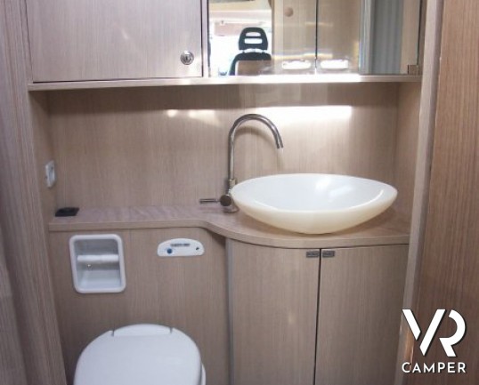 Burstner Ixeo Time 590: camper usato di piccole dimensioni con letto basculante e portamoto