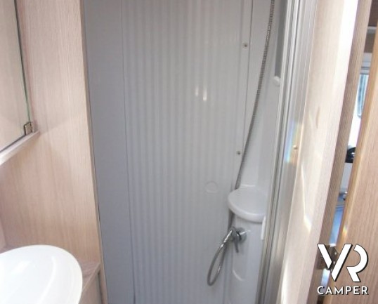 Burstner Ixeo Time 590: camper usato di piccole dimensioni con letto basculante e portamoto