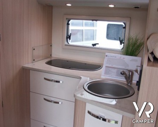 Burstner Ixeo Time 590 ED. 30: camper nuovo a Torino semintegrale compatto con letto basculante 4 posti bagno e doccia separata.