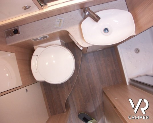 Burstner Ixeo Time 590 ED. 30: camper nuovo a Torino semintegrale compatto con letto basculante 4 posti bagno e doccia separata.