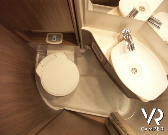 Burstner Ixeo Time 710 G: camper semintegrale nuovo con garage e letto matrimoniale, letto basculante su Fiat Ducato