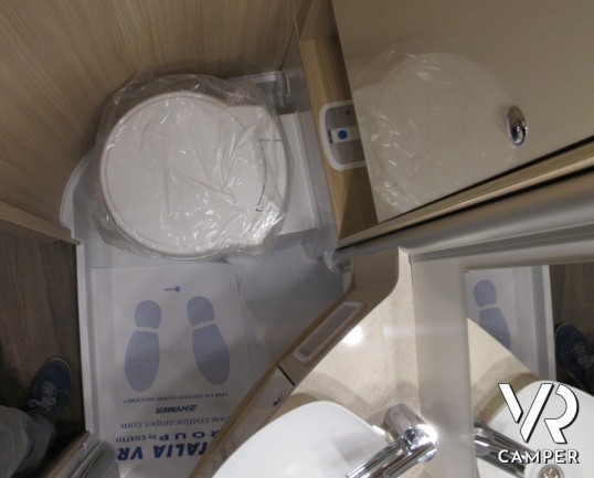 Burstner Ixeo Time 726 G Edition 30: camper semintegrale nuovo con letti gemelli posteriori, ampio garage e letto basculante