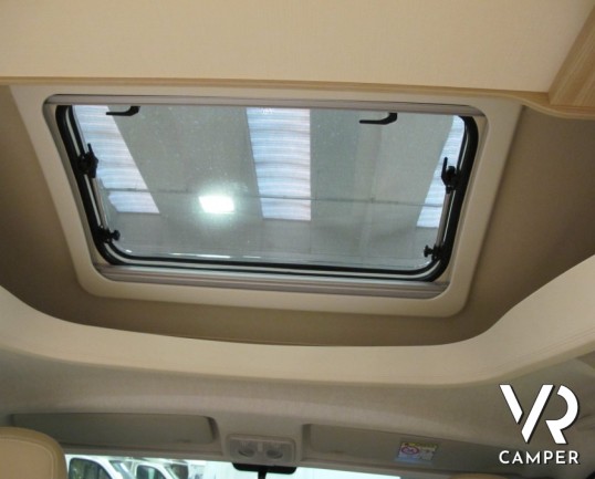 Burstner Ixeo Time 726 G Edition 30: camper semintegrale nuovo con letti gemelli posteriori, ampio garage e letto basculante