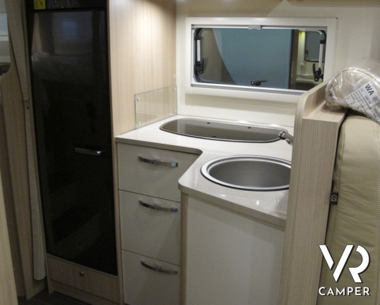 Burstner Ixeo Time 726 G Edition 30: camper semintegrale nuovo con letti gemelli posteriori, ampio garage e letto basculante