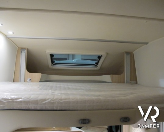 Burstner Ixeo Time 726 G Edition 30: camper semintegrale nuovo con letti gemelli posteriori, ampio garage e letto basculante