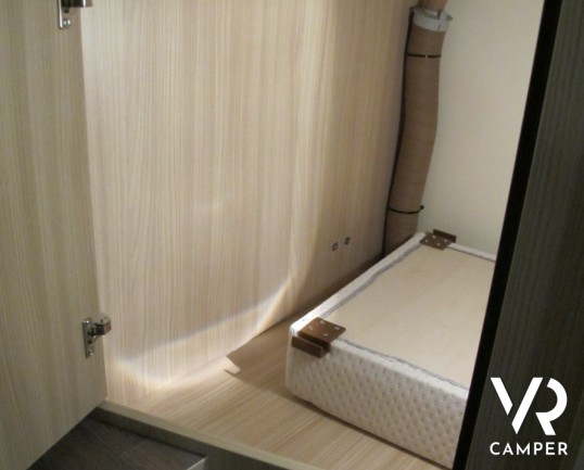 Burstner Ixeo Time 726 G Edition 30: camper semintegrale nuovo con letti gemelli posteriori, ampio garage e letto basculante