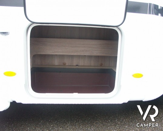 Burstner Ixeo Time 586: semintegrale di piccole dimensioni con cucina in coda e letto basculante sopra ad una ampia dinette