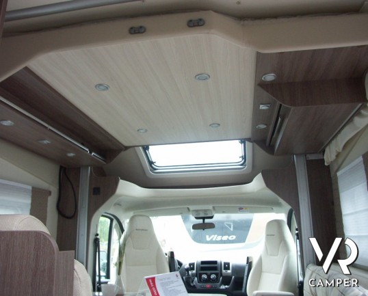 Burstner Ixeo Time 586: semintegrale di piccole dimensioni con cucina in coda e letto basculante sopra ad una ampia dinette