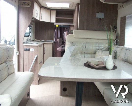 Burstner Ixeo Time 586: semintegrale di piccole dimensioni con cucina in coda e letto basculante sopra ad una ampia dinette