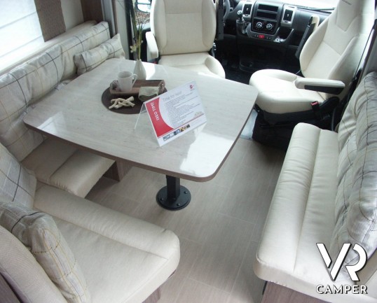 Burstner Ixeo Time 586: semintegrale di piccole dimensioni con cucina in coda e letto basculante sopra ad una ampia dinette