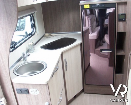 Burstner Ixeo Time 586: semintegrale di piccole dimensioni con cucina in coda e letto basculante sopra ad una ampia dinette