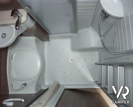 Burstner Ixeo Time 586: semintegrale di piccole dimensioni con cucina in coda e letto basculante sopra ad una ampia dinette